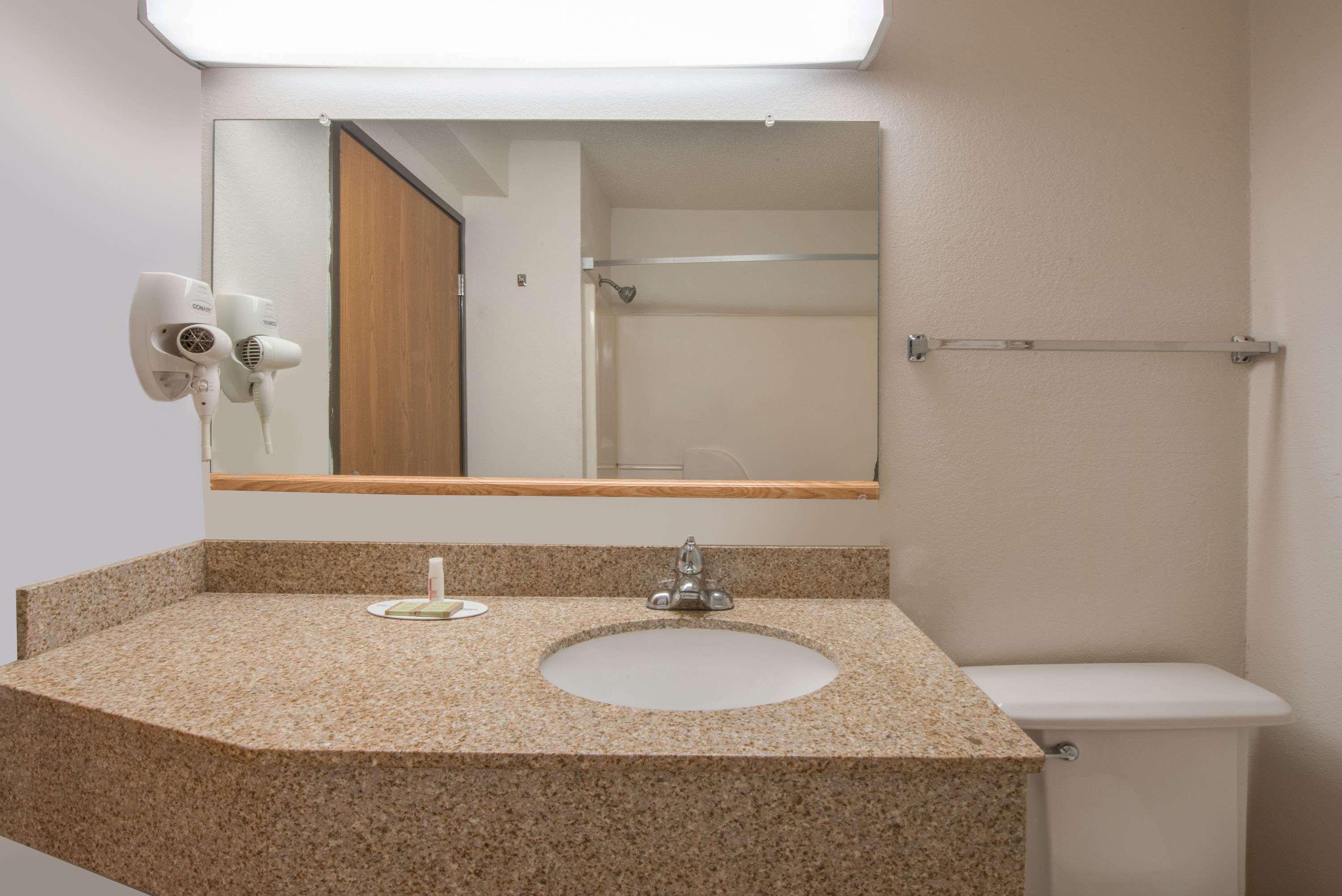 Super 8 By Wyndham Hotel