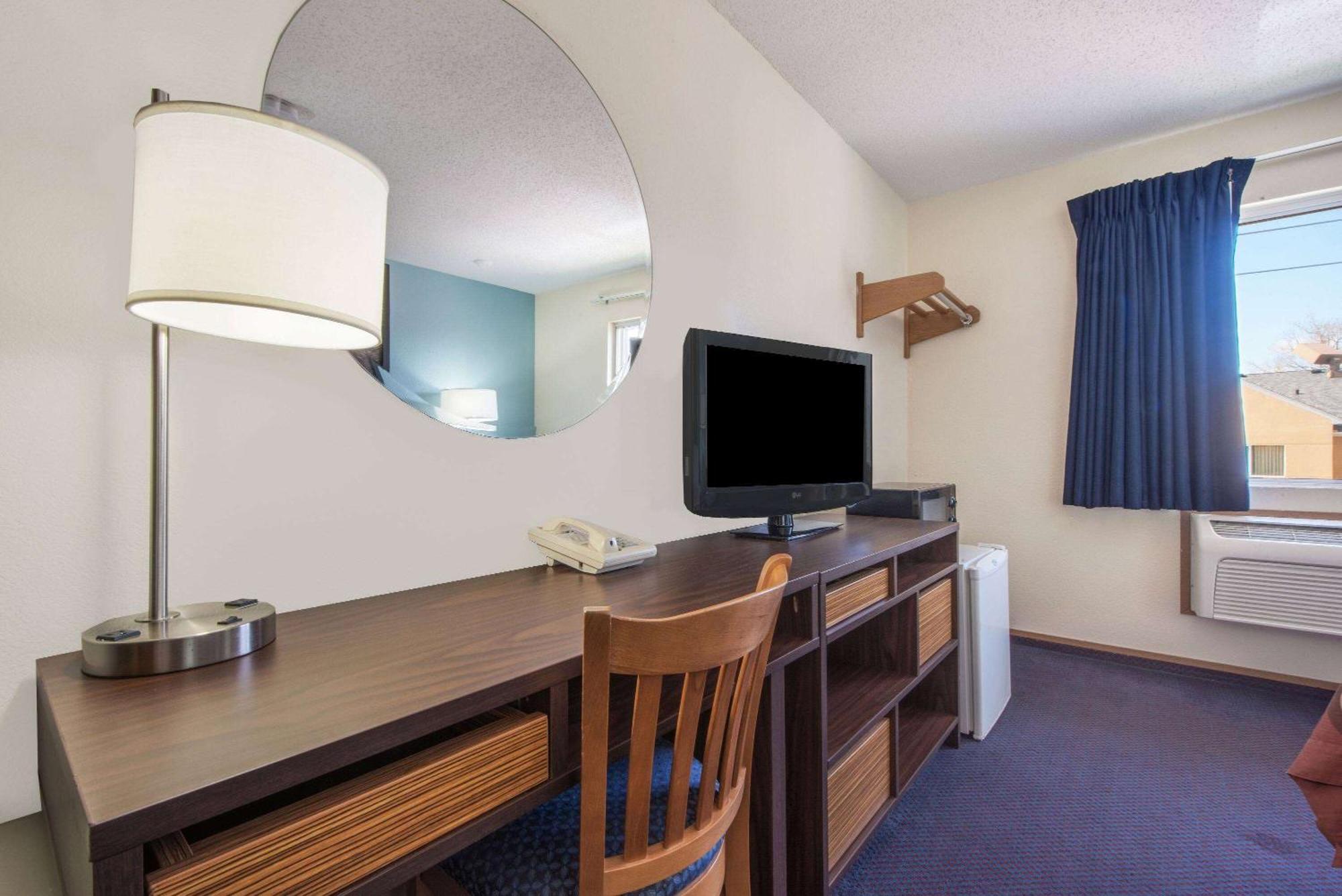 Hotel Super 8 By Wyndham College Station