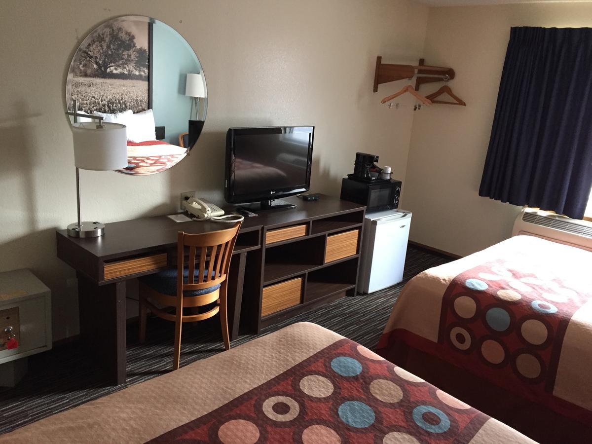 Super 8 By Wyndham College Station