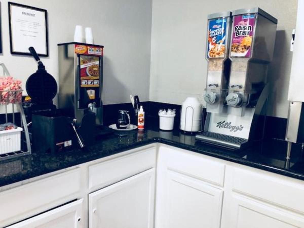 Super 8 By Wyndham College Station
